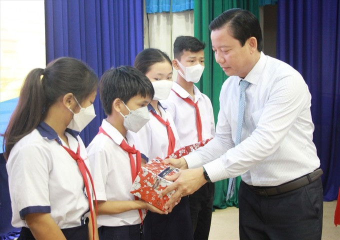Long An phát động Tháng hành động vì trẻ em và chương trình "Mẹ đỡ đầu"