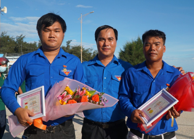 Thừa Thiên - Huế tặng Huy hiệu “Tuổi trẻ dũng cảm” cho 2 thanh niên dũng cảm cứu các em nhỏ đuối nước