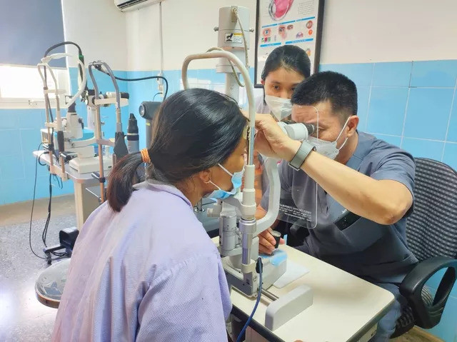 Quảng Bình: Điều trị cho 1 bệnh nhân nữ bị vỡ thể thủy tinh mắt do chấn thương