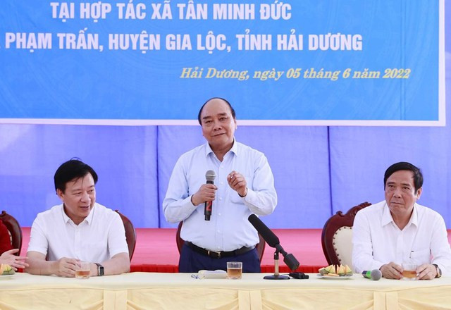 Chủ tịch nước Nguyễn Xuân Phúc tới thăm, tặng quà người cao tuổi ở tỉnh Hải Dương