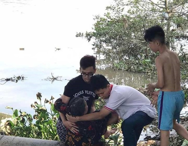 Hải Phòng: Ba học sinh lớp 10 dũng cảm cứu cụ bà khỏi đuổi nước