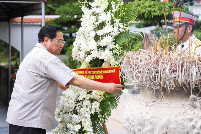 Thủ tướng Phạm Minh Chính dâng hương, dâng hoa tưởng niệm các Anh hùng liệt sĩ thanh niên xung phong tại Hà Tĩnh
