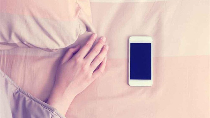 4 lý do không nên để điện thoại ở gần giường ngủ