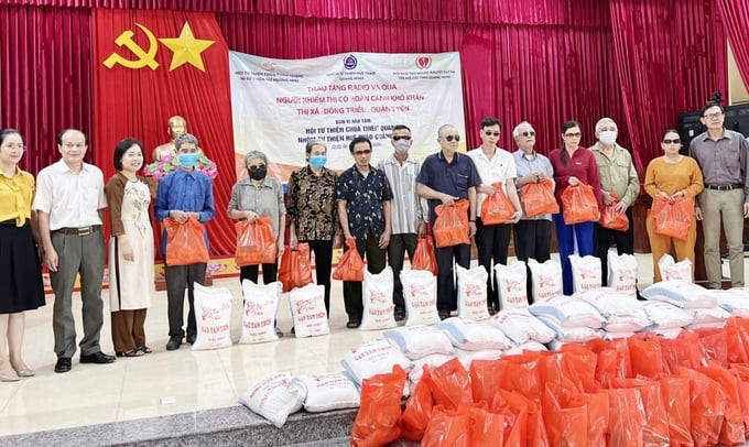 Quảng Ninh trao tặng 109 chiếc radio cho người khiếm thị