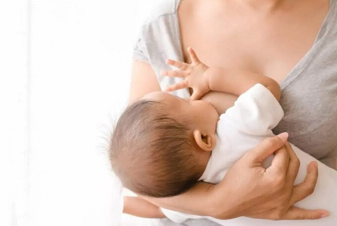 Vì sao nên cho bé bú mẹ càng sớm càng tốt ngay sau khi sinh?