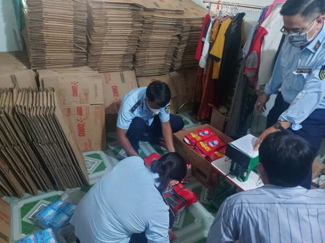 Vĩnh Long phát hiện cơ sở san chiết bột giặt giả nhãn hiệu
