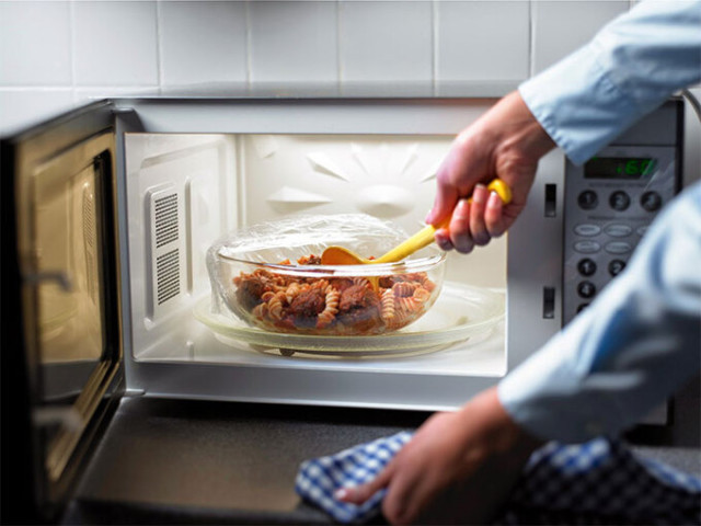 5 lý do bạn không nên dùng lò vi sóng để hâm nóng thức ăn