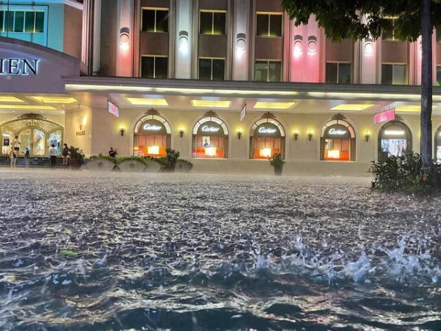 Chùm ảnh Hà Nội ngập lụt sau cơn mưa dông lớn