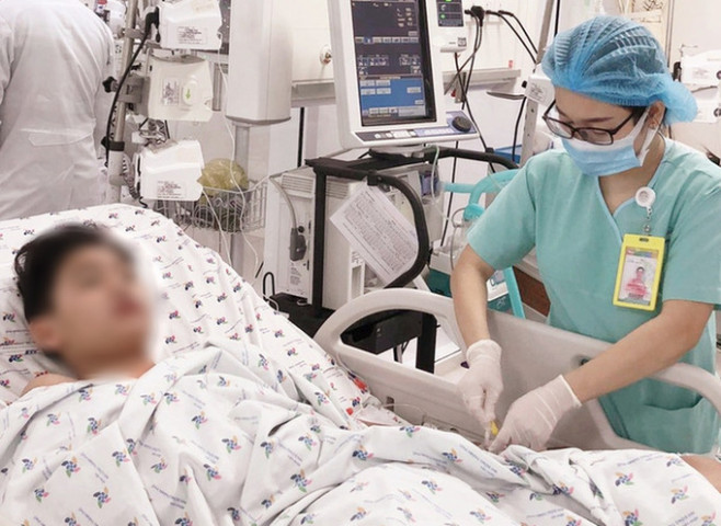 TP. HCM cứu sống bé trai mắc sốt xuất huyết, nhiễm trùng nặng kèm biến chứng hậu COVID-19