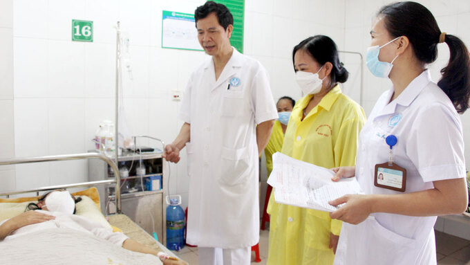 Bệnh viện Sản - Nhi Bắc Giang phẫu thuật nội soi cắt u xơ tử cung nặng gần 2 kg