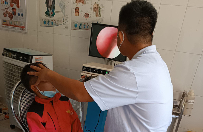 Quảng Bình: Một bệnh nhi 10 tuổi bị đau nhức, chảy máu mũi, bác sĩ gắp ra từ mũi con đỉa còn sống