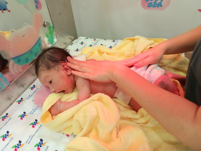 Một số lợi ích tuyệt vời của việc massage cho bé