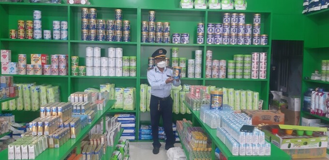 Tiền Giang xử phạt 2 hộ kinh doanh buôn bán thực phẩm bổ sung không đảm bảo chất lượng