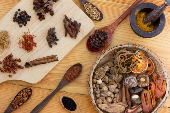 Bài thuốc điều trị viêm mũi dị ứng bằng sâm linh, bạch truật tán