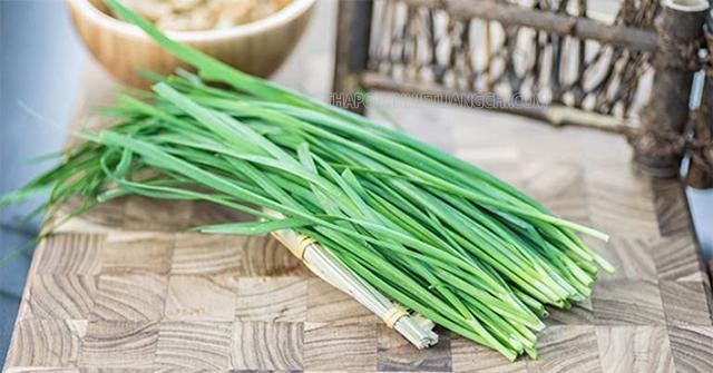 Những nhóm người nên chú ý khi ăn hẹ