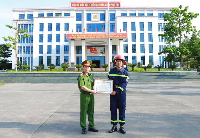 Tuyên Quang tặng Bằng khen của Chủ tịch UBND tỉnh cho chiến sĩ giải cứu 100 học sinh trong đêm mưa lũ