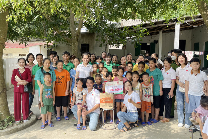 Lào Cai: Tặng 150 suất quà cho gia đình học sinh có hoàn cảnh khó khăn tại huyện Bát Xát