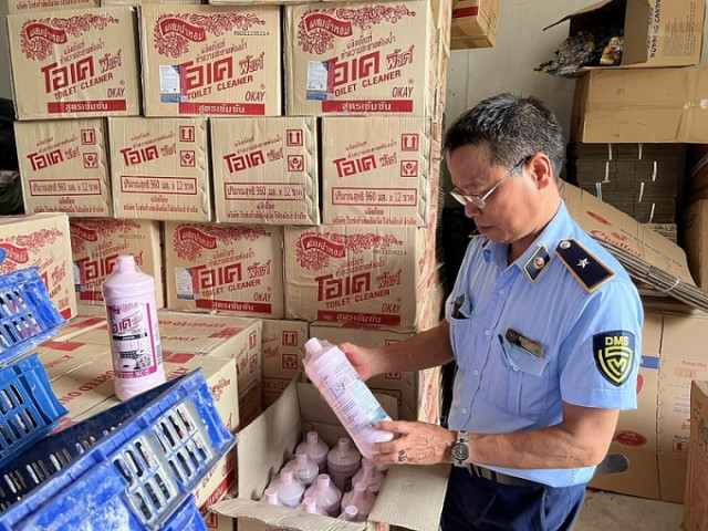 Hà Nội phát hiện và thu giữ 1.200 chất tẩy rửa giả mạo nhãn hiệu
