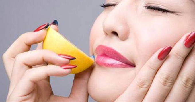 Mẹo sử dụng chanh để làm sáng đôi môi