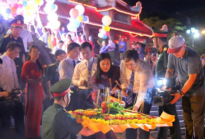 Lễ tri ân và thả hoa tưởng niệm các anh hùng liệt sĩ trên sông Thạch Hãn ở Thành cổ Quảng Trị