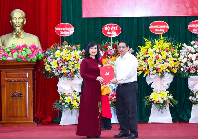 Thủ tướng Chính phủ Phạm Minh Chính trao Quyết định Quyền Bộ trưởng Bộ Y tế cho bà Đào Hồng Lan