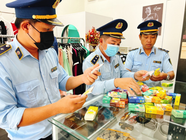 Bạc Liêu phát hiện cơ sở kinh doanh quần áo may sẵn bày bán 40 cái máy hút thuốc lá điện tử