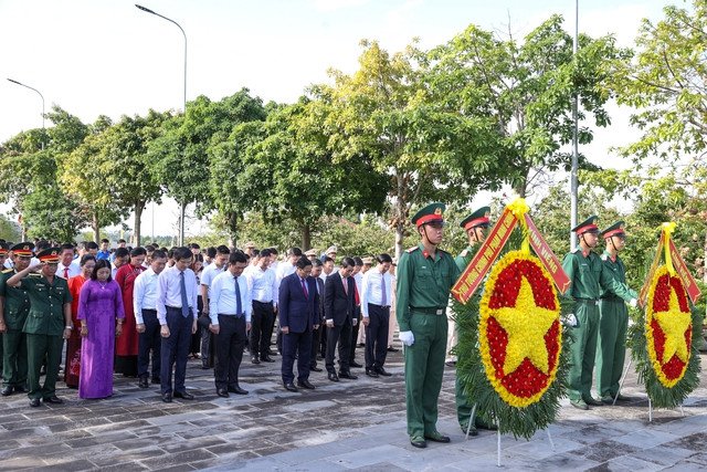 Thủ tướng Chính phủ Phạm Minh Chính dâng hương tưởng niệm các anh hùng, liệt sĩ tại Nghĩa trang liệt sĩ tỉnh Hậu Giang
