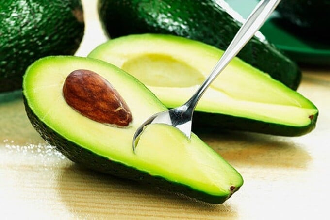 5 cách dùng bơ dưỡng đôi môi sáng hồng