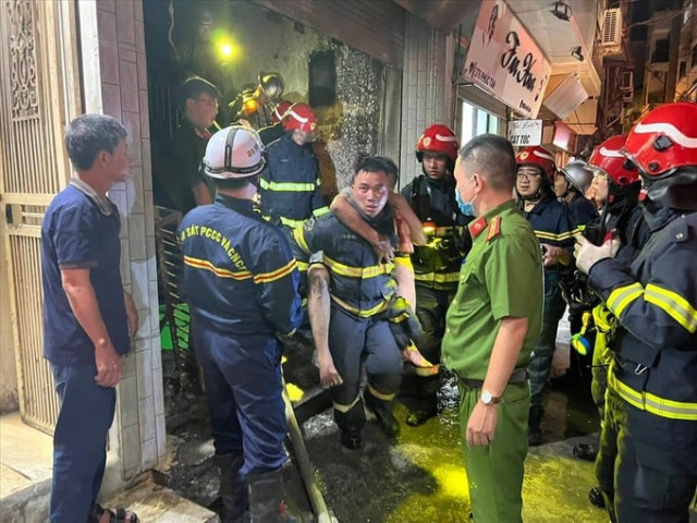 Hà Nội: Giải cứu 4 người trong 1 đám cháy tại phường Phúc Tân