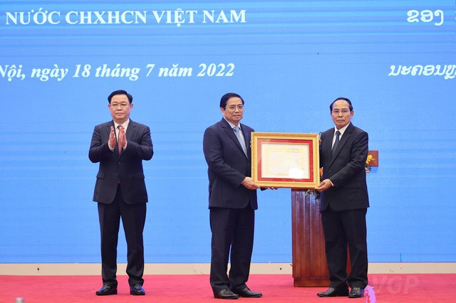 Lễ trao tặng Huân chương Vàng Quốc gia và Huân chương Tự do hạng Nhất của Lào cho các đồng chí Lãnh đạo Đảng, Nhà nước Việt Nam