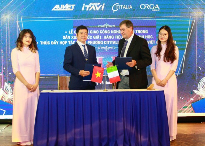 Chuyển giao công nghệ ENZIMI trong sản xuất nước giặt, hàng tiêu dùng sinh học, thúc đẩy hợp tác xong phương Việt Nam và Italia