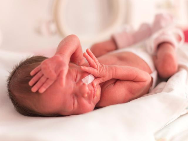 7 điều cha mẹ cần biết để chăm sóc cho trẻ sinh non