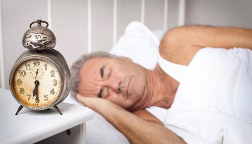 Ngủ quá ít hay quá nhiều đều không tốt cho người cao tuổi