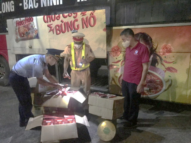 Quảng Ninh phát hiện xe ô tô chở 78 kg cánh gà, 200 thiết bị thuốc lá điện tử không rõ nguồn gốc