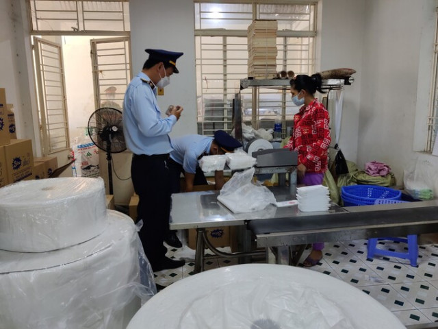 Đà Nẵng phát hiện cơ sở sản xuất khăn ướt có dấu hiệu giả mạo nhãn hiệu