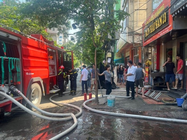 Hà Nội: Lực lượng cứu hỏa giải cứu 2 người khỏi đám cháy