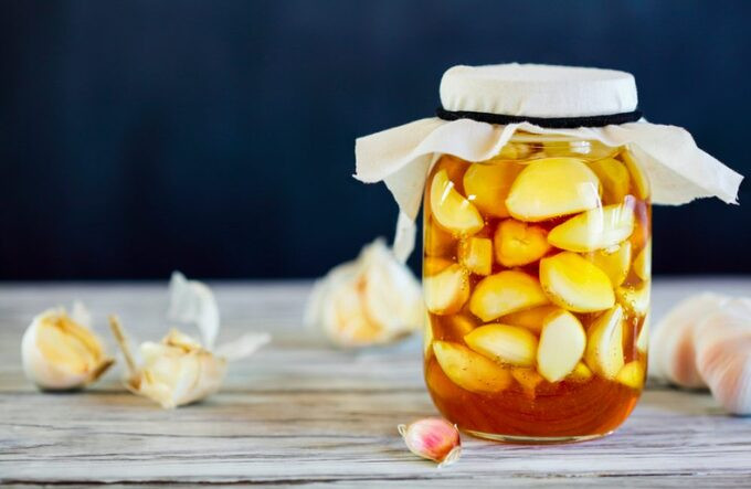 Gợi ý mẹo giúp giảm cân bằng ăn tỏi ngâm mật ong khi đói