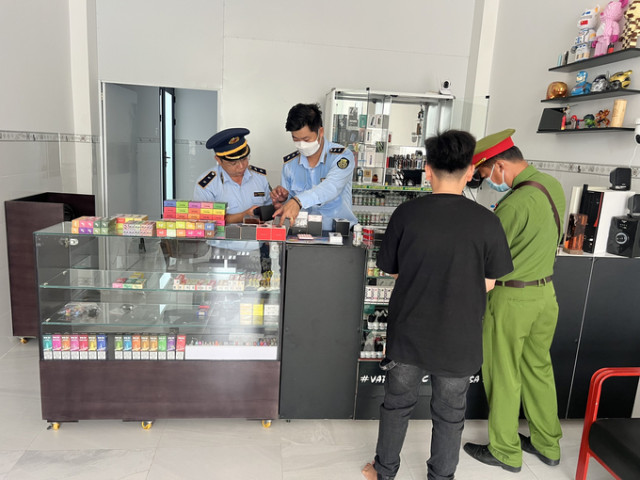Đồng Tháp kiểm tra đột xuất hộ kinh doanh thuốc lá điện tử