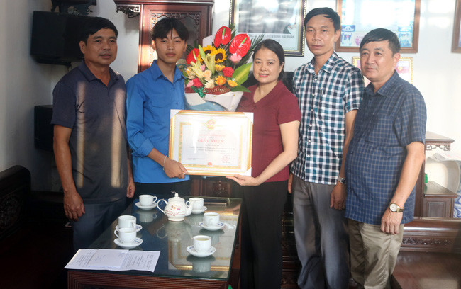 Nam Định khen thưởng nam sinh lớp 11 cứu người đuối nước