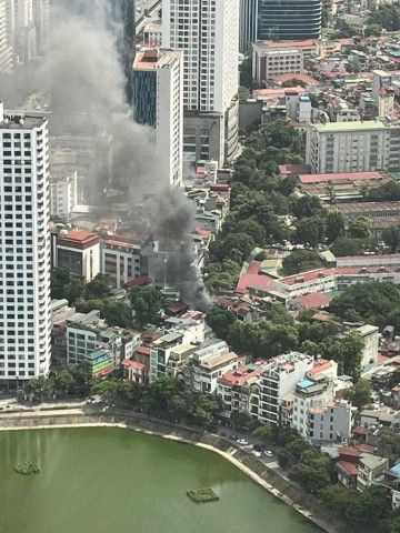 Hà Nội: Cháy lớn tại ngôi nhà 3 tầng trên phố Đê La Thành gần Bệnh viện Nhi Trung ương