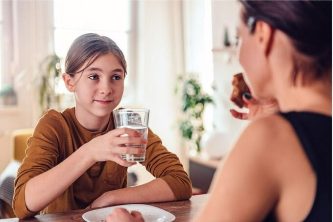 Tại sao bạn không nên uống bất kì loại nước nào trong khi ăn?