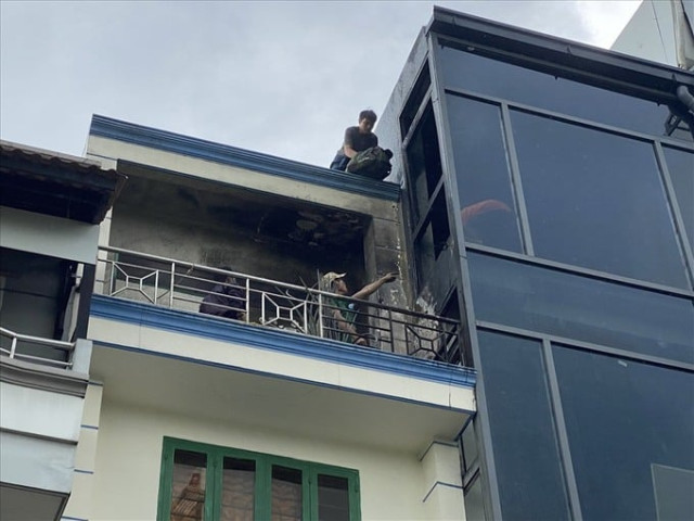 TP. HCM: Ngôi nhà 3 tầng trên đường Võ Văn Kiệt bốc cháy do tia lửa hàn xì của nhà bên cạnh