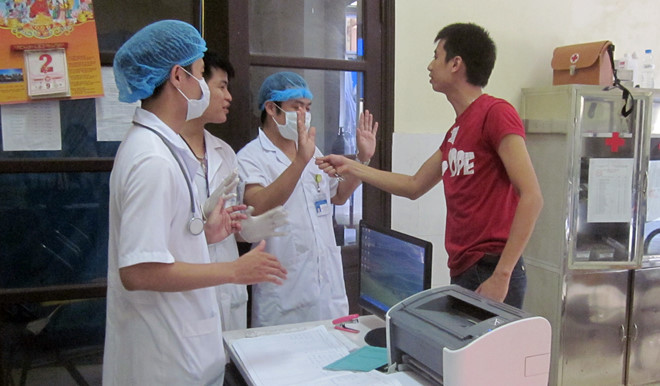 TP. HCM triển khai thêm giải pháp an toàn cho nhân viên y tế nhưng không làm tăng thêm khoảng cách giữa thầy thuốc và người bệnh