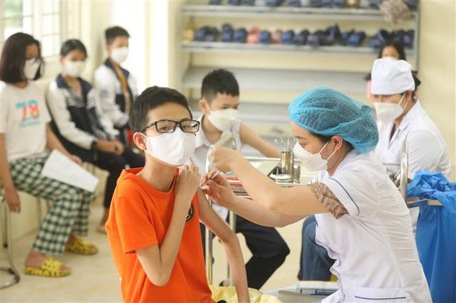 TP. HCM khuyến cáo các bậc phụ huynh nhanh chóng cho các cháu từ 5 đến dưới 18 tuổi đi tiêm vaccine phòng COVID-19