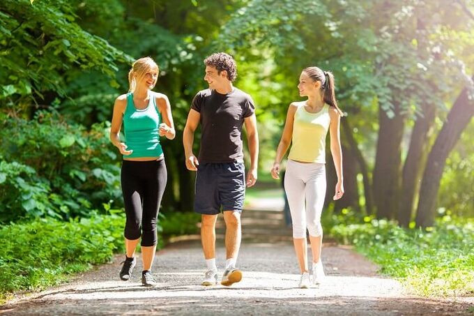 Lợi ích từ việc đi bộ nhẹ nhàng sau bữa ăn