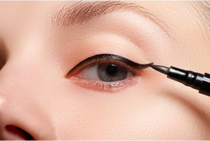 Những lưu ý khi chuốt mascara, kẻ mắt ảnh hưởng thị giác