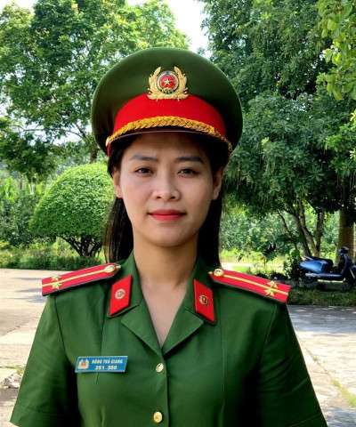 Chủ tịch UBND tỉnh Tuyên Quang trao tặng Bằng khen cho Trung úy Nông Trà Giang vì có thành tích xuất sắc trong công tác