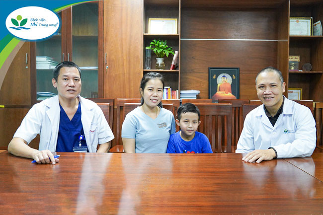 Hà Nội phẫu thuật thành công, sửa chữa toàn bộ dị tật tim bẩm sinh cho bé trai người Lào