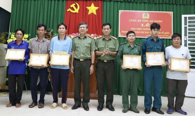 An Giang khen thưởng 6 người dân dũng cảm cứu nhóm người thoát khỏi sòng bạc ở Campuchia