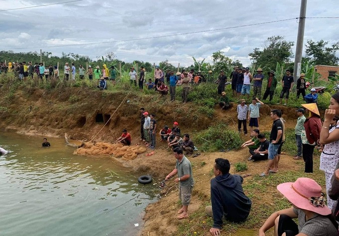 Đắk Lắk: Hai em bé sinh đôi bị đuối nước dưới hồ